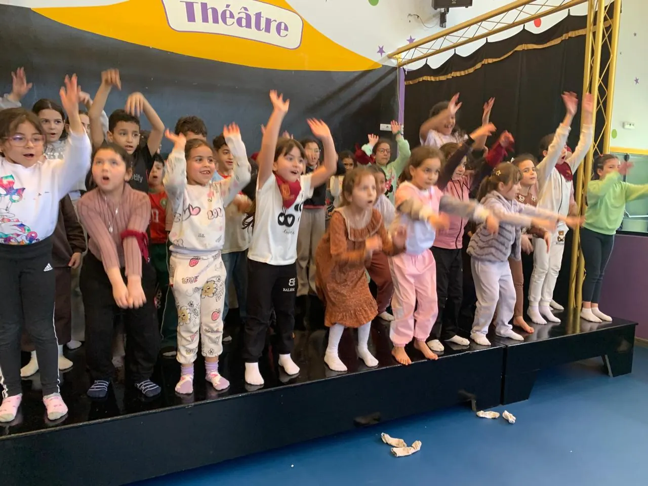 Élèves sur scène lors d’un spectacle de théâtre au Groupe Scolaire Les Lumières à Tanger