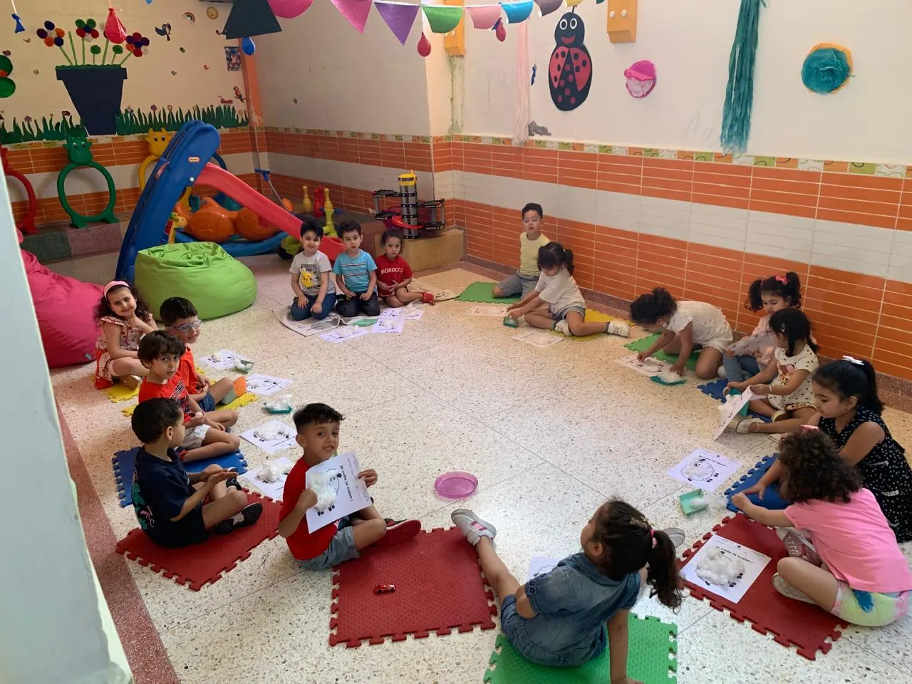 Parents et élèves lors des inscriptions au Groupe Scolaire Les Lumières à Tanger