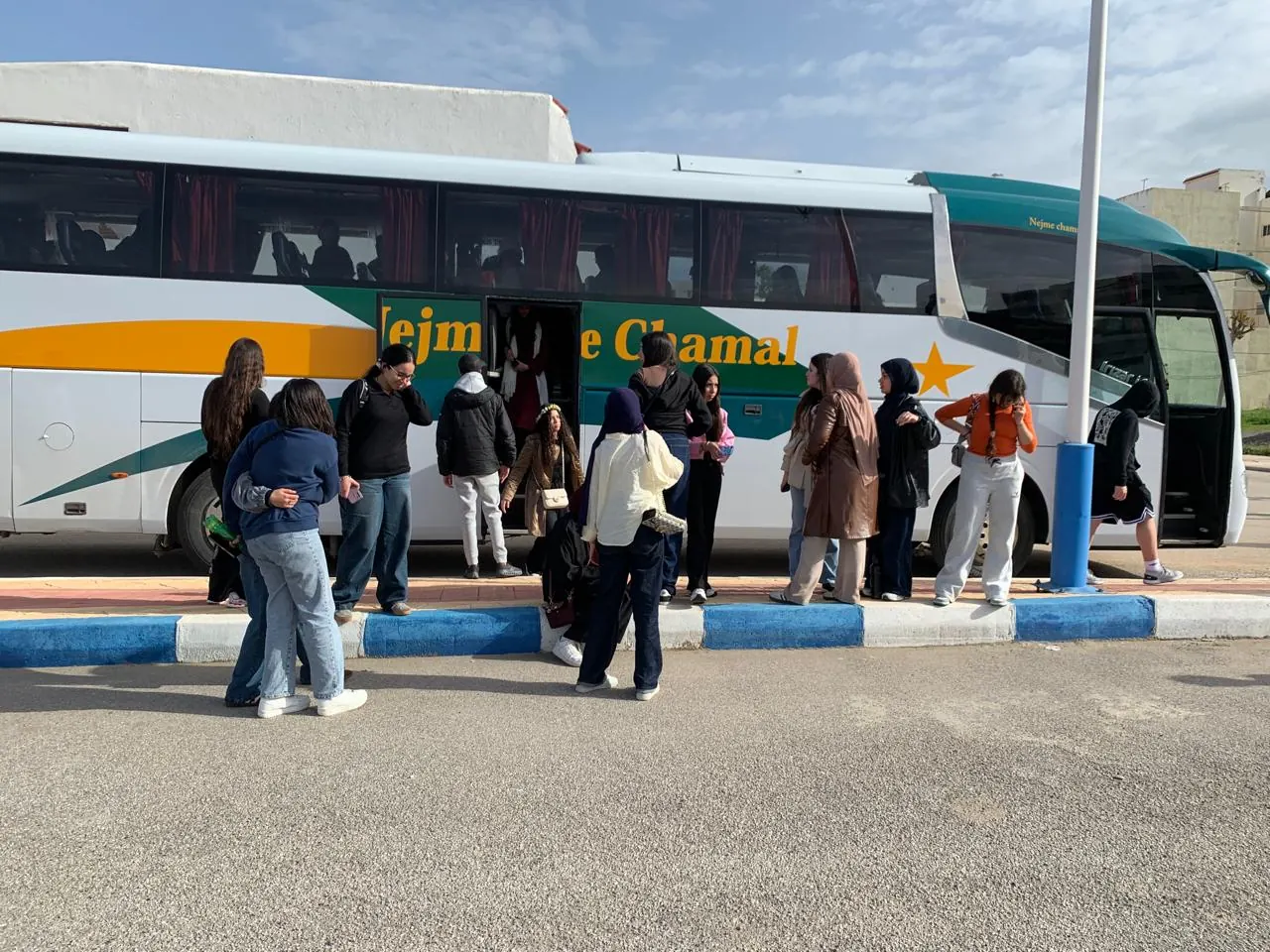 Bus de transport scolaire du Groupe Scolaire Les Lumières à Tanger